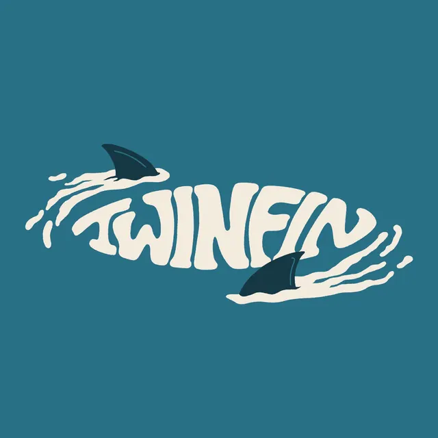 El logo original de TWINFIN: la palabra TWINFIN en letras crema dibujadas a mano, dentro de una ola con dos aletas de tiburón, sobre azul petróleo