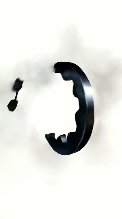 Animación del logo de MTK: piezas de metal oscuro que se montan solas saliendo del humo, sobre blanco